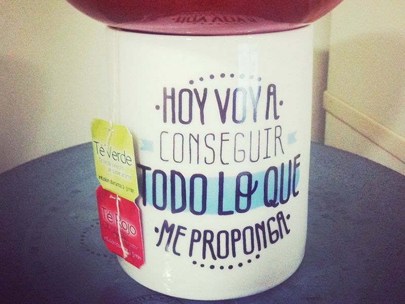 Taza de té verde y té rojo