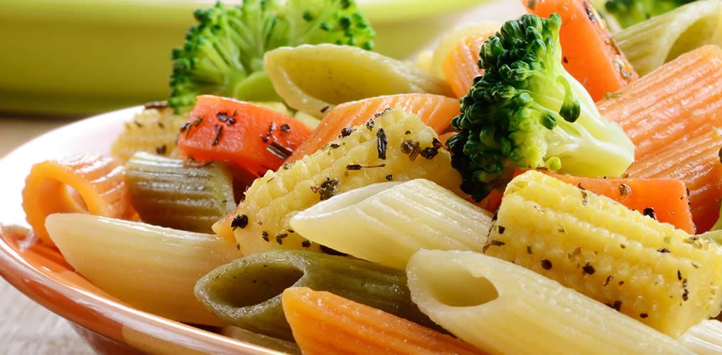 Plato de ensalada de pasta y verduras